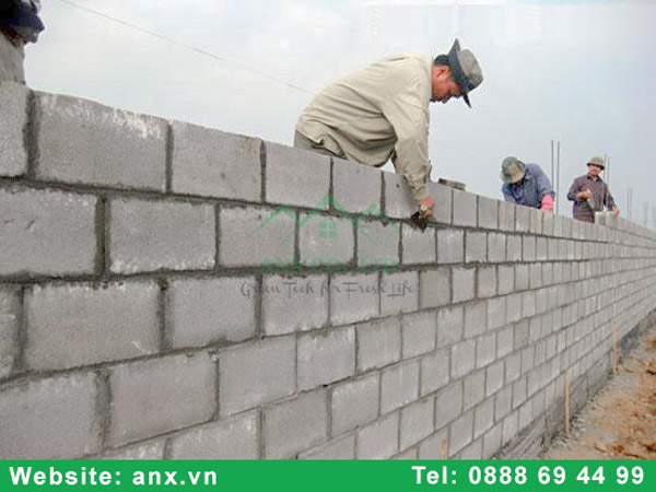 Tiến hành xây tường rào bằng gạch block